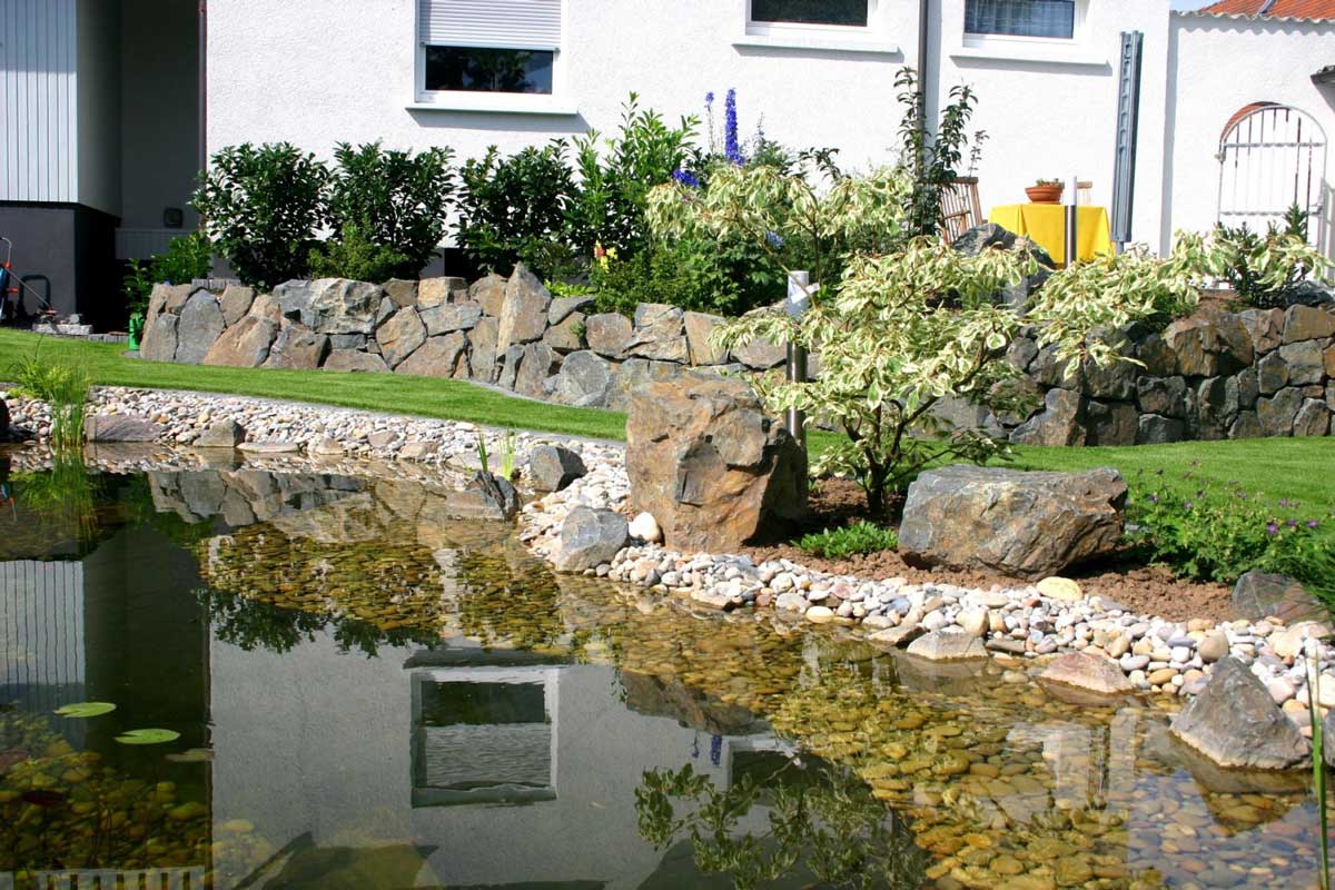 Seipp-Gartengestaltung-Teich-Natursteinmauer