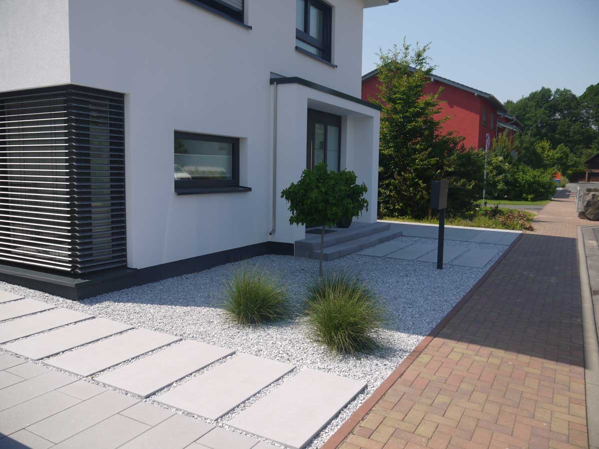 neubau-vorgarten-gestaltung-modern